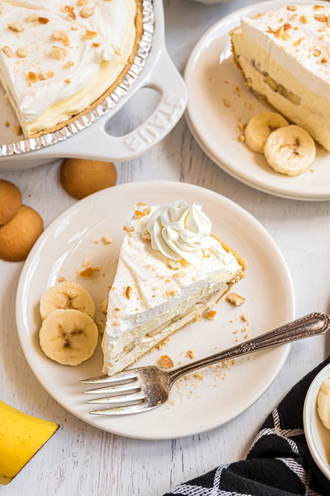 slice of no-bake banana cream pie with fresh bananas