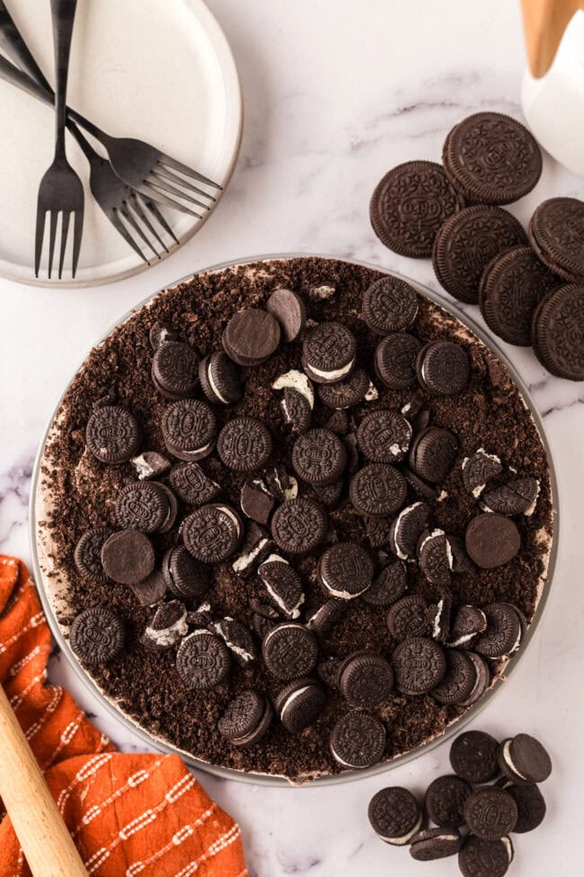 no-bake cheesecake topped with Oreos