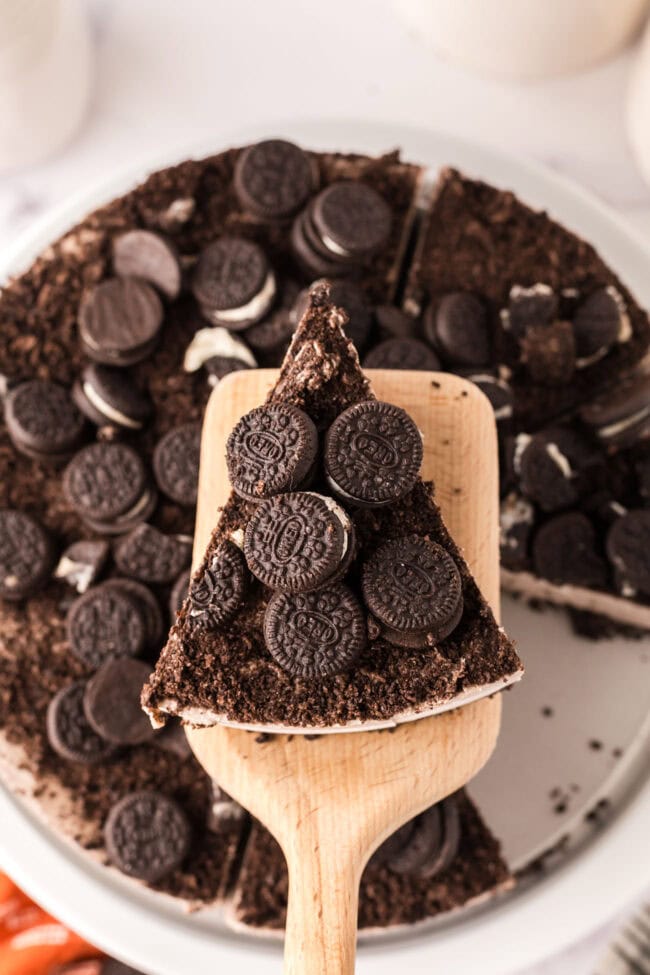 slice of no-bake Oreo cheesecake on a spatula