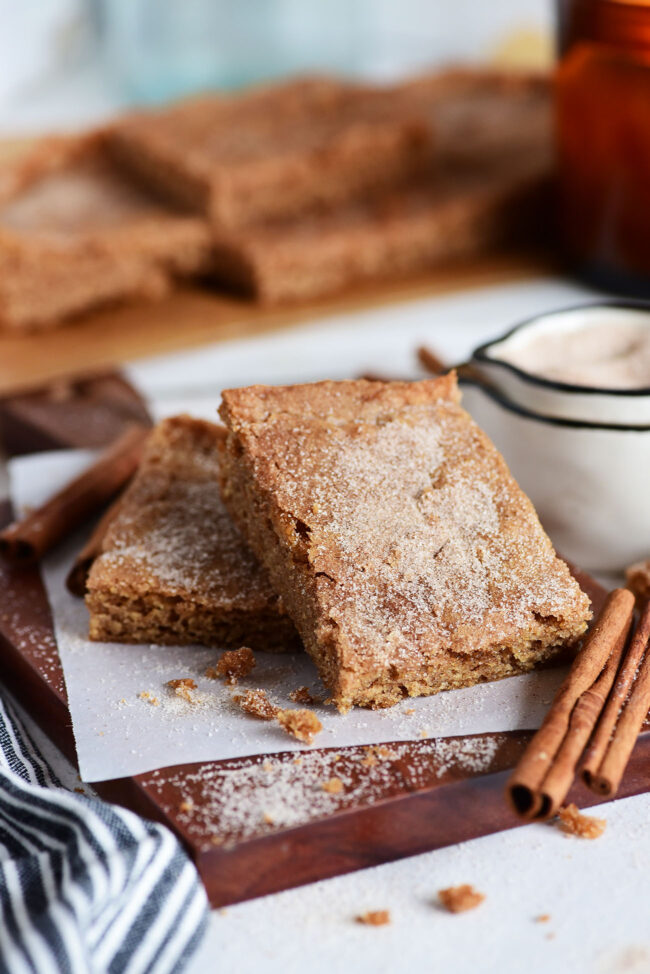 snickerdoodle bars with cinnamon-sugar crust