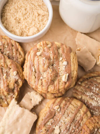 soft brown sugar cinnamon cookies with cinnamon crumble topping